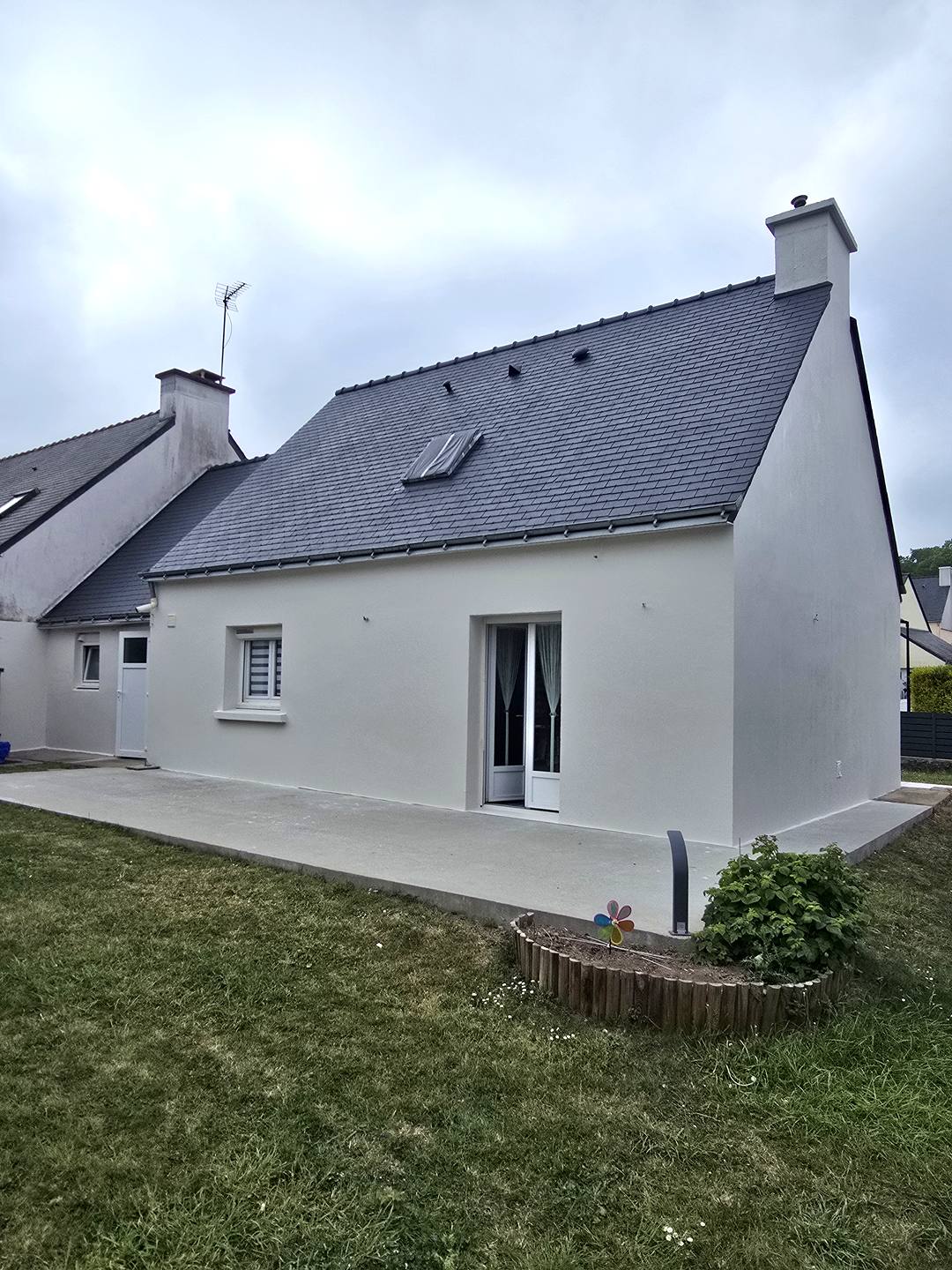 Toiture neuve et façade rénovée après travaux