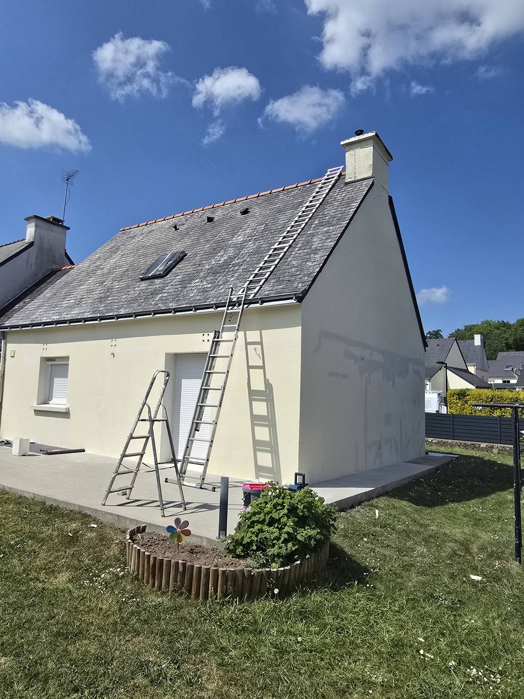 Toiture moussue et façade avant rénovation